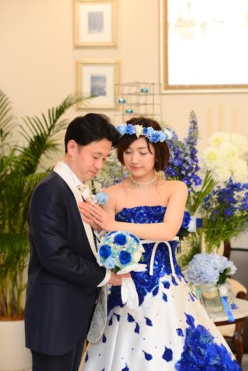 結婚式にもぴったり青いバラの花かんむり