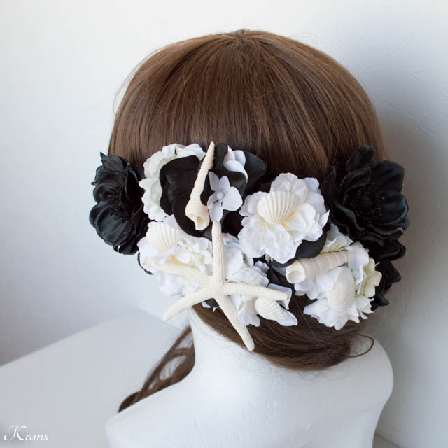 黒と白の花とヒトデ貝を使った結婚式用のヘッドドレスヘアアレンジ３