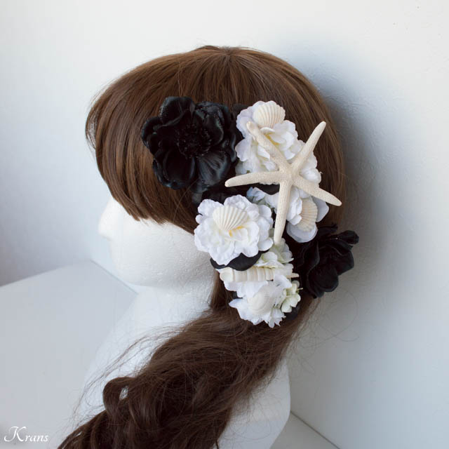 黒と白の花とヒトデ貝を使った結婚式用のヘッドドレスヘアアレンジ６