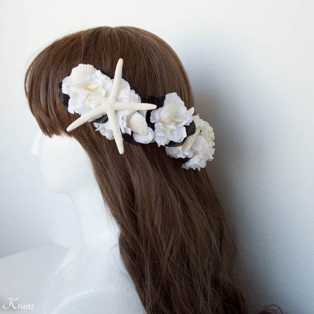 黒と白の花とヒトデ貝を使った結婚式用のヘッドドレスヘアアレンジ９