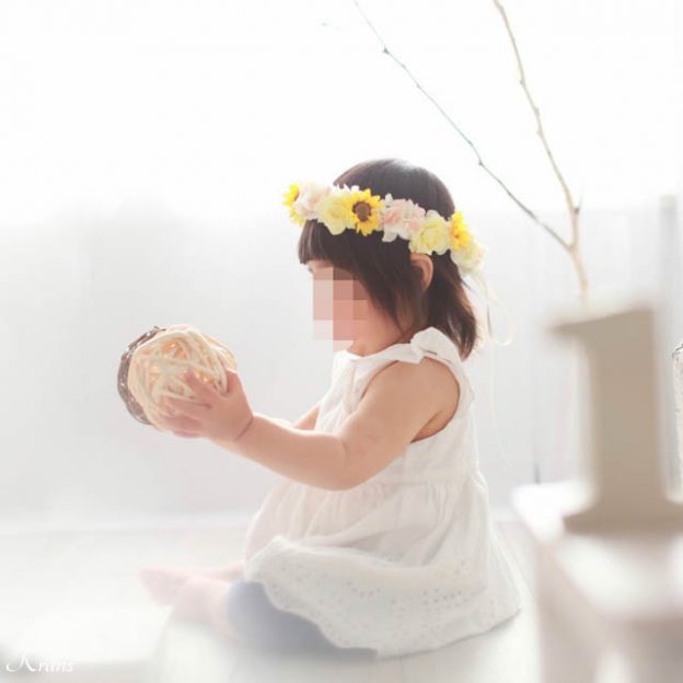 １歳のお誕生日にひまわりとバラの花冠を身に付けた可愛い姿２