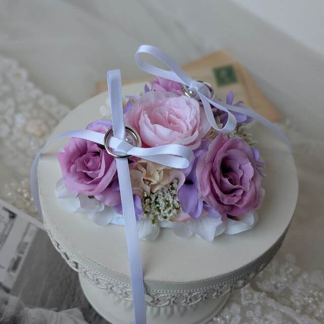 結婚式のリングドッグ用リングピロー。ピンクローズが華やかなフラワーデザイン２