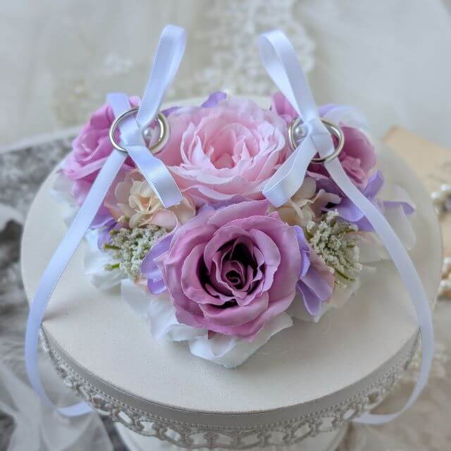 結婚式のリングドッグ用リングピロー。ピンクローズが華やかなフラワーデザイン３