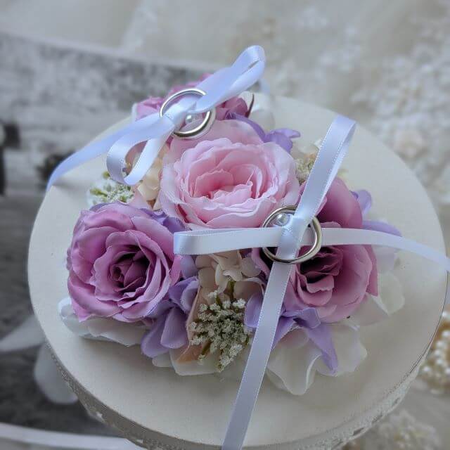 結婚式のリングドッグ用リングピロー。ピンクローズが華やかなフラワーデザイン５