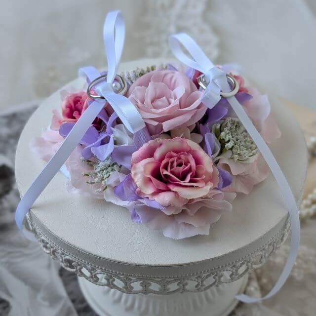 結婚式のリングドッグ用リングピロー。ピンクローズが華やかなフラワーデザイン６