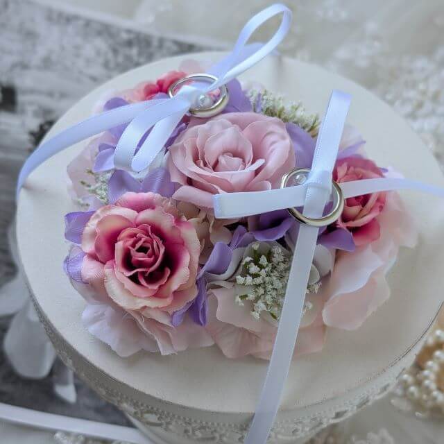 結婚式のリングドッグ用リングピロー。ピンクローズが華やかなフラワーデザイン８